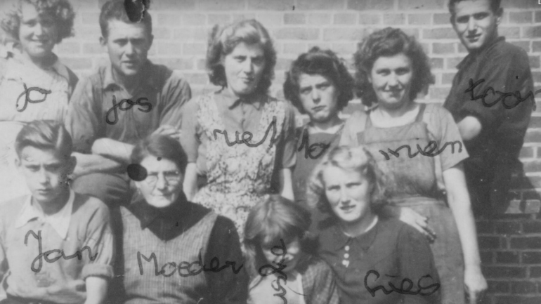 Toon werkt op het land en staat plots oog in oog met ontsnapte krijgsgevangenen.